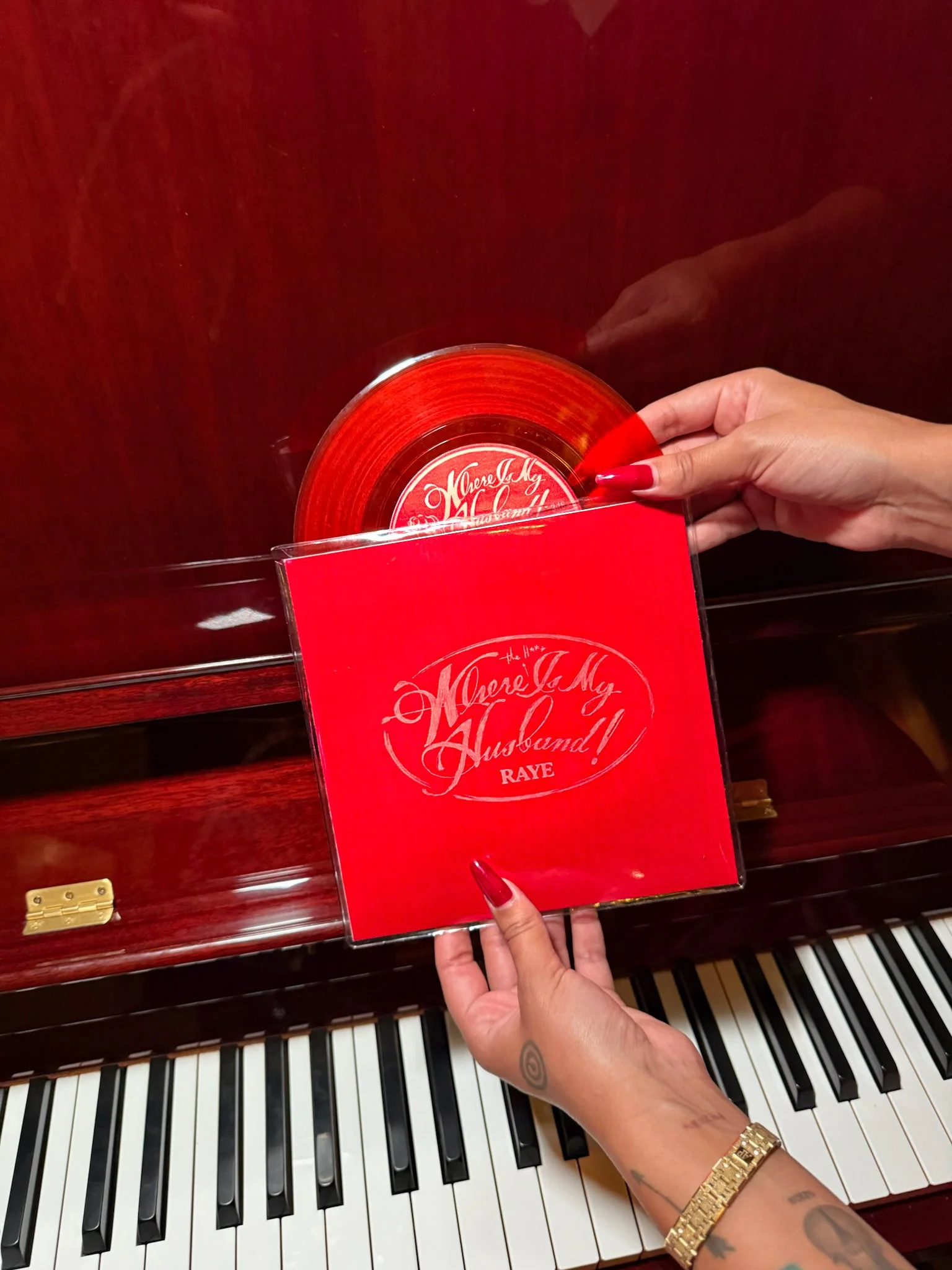 WHERE IS MY HUSBAND! 7” vinyl - Image 4
